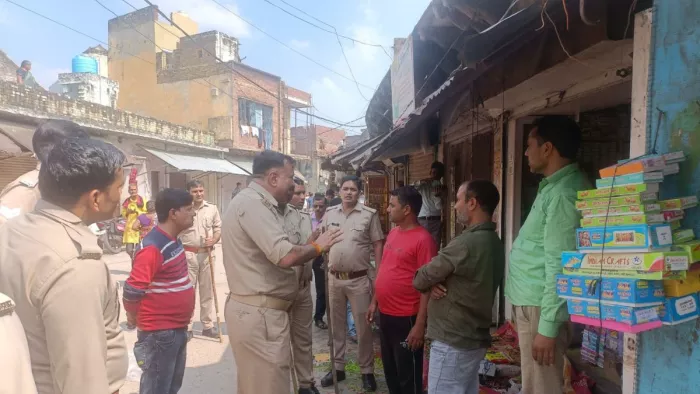Kasganj: सोरों के बाजार में हुए विवाद के बाद पहुंची पुलिस फोर्स।