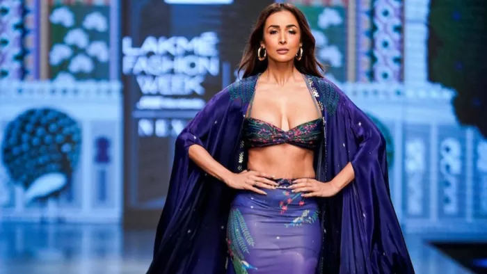 Malaika Arora Fashion Photos: मलाइका अरोड़ा ने फैशन शो को फोटोज शेयर की है।