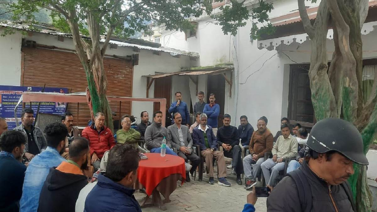 Nainital News : नैनीताल ईओ से अभद्रता के विरोध में पालिका कर्मचारियों ने किया कामकाज ठप