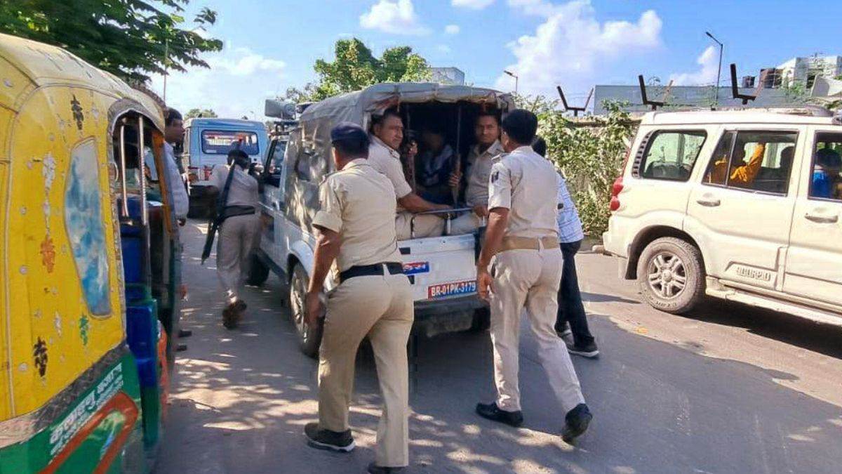 Patna Police News: पटना पुलिस को ढकेलनी पड़ी जीप। जागरण