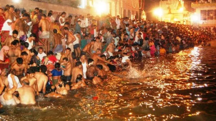 Ahoi Ashtami 2022: संतान प्राप्ति को अहोई अष्टमी पर राधाकुंड में स्नान करते दंपति। फाइल फोटो