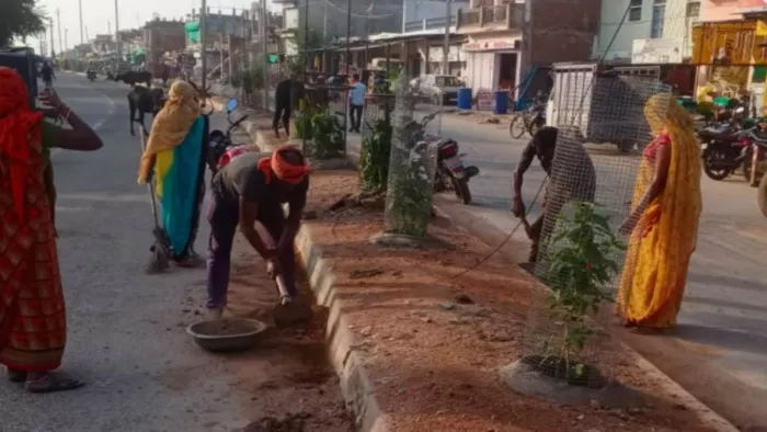 महिलाओं के स्व सहायता समूह की निगरानी में गांव में सफाई कार्य पंचायत के सफाईकर्मी फोटो- नईदुनिया