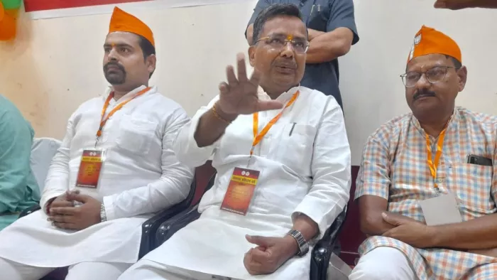 महाजन भवन, जयपुर हाउस में पत्रकारों के सवालों के जवाब देते पर्यटन एवं संस्कृति मंत्री जयवीर सिंह।