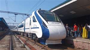 चंडीगढ़ रेलवे स्टेशन पर खड़ी वंदे भारत एक्सप्रेस ट्रेन।