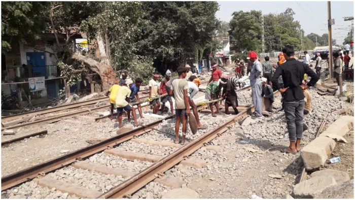 दुर्घटना के चार दिन बाद भी डाउन लाइन पर नहीं चलीं ट्रेनें, ट्रैक की हो रही मरम्मत