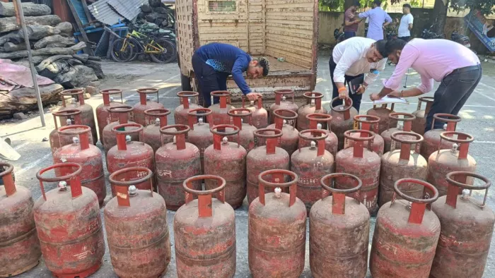 Udham Singh Nagar: ब्लैक में बेचने के लिए घर में स्टोर किए 38 सिलेंडर जब्त