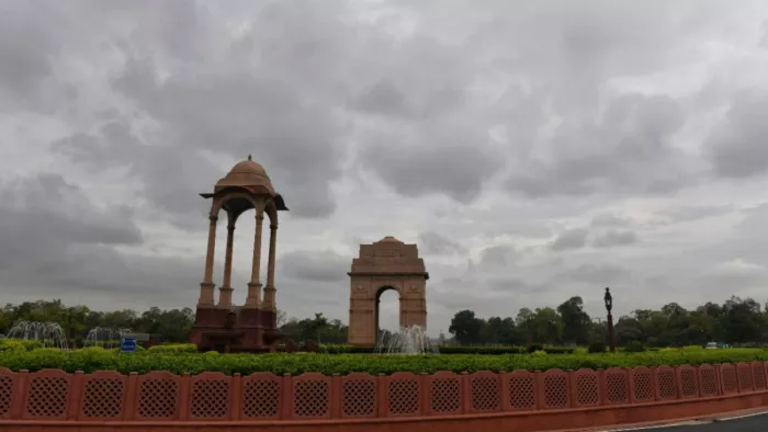 Delhi Weather: दिल्ली-NCR में बारिश के साथ दस्तक देगी सर्दी।