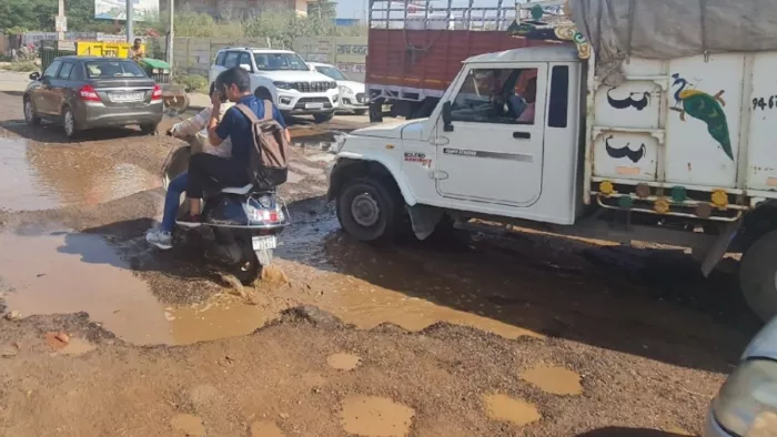 गुरुग्राम के इस रोड पर राहगीरों के लिए सफर है मुश्किल।