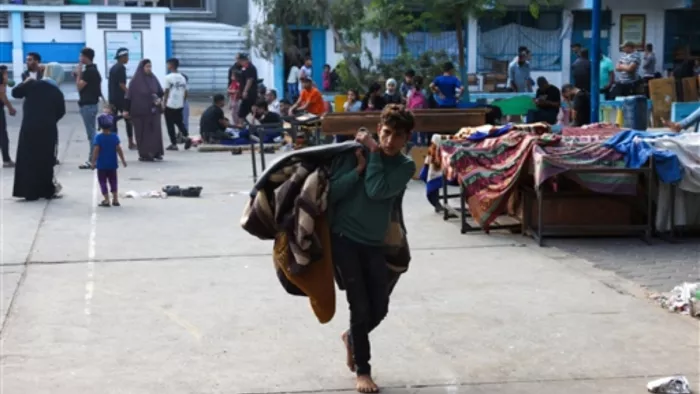 इजरायल-हमास युद्ध के बीच गाजा में खाने-खाने को मोहताज हुए लोग (Image: AP)
