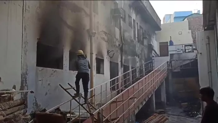 यूनिक मॉल में लगी भीषण आग, करोड़ों का सामान जलकर खाक।