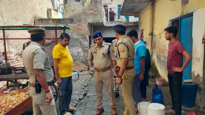 नोएडा के सलारपुर में समोसा बनाते समय एलपीजी सिलेंडर फट गया।
