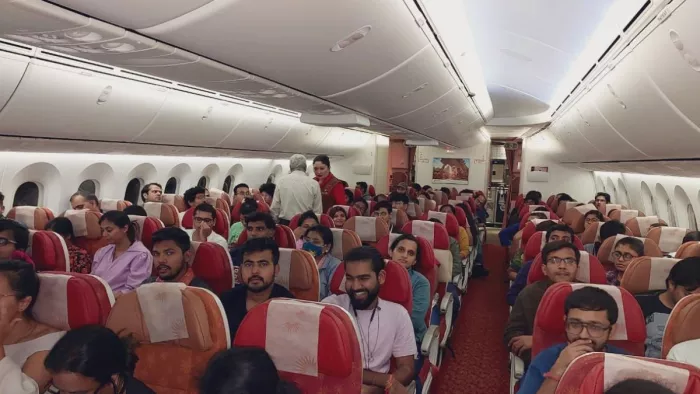 इजरायल से 235 भारतीय नागरिकों को लेकर दूसरी उड़ान दिल्ली हवाई अड्डे पर उतरी।