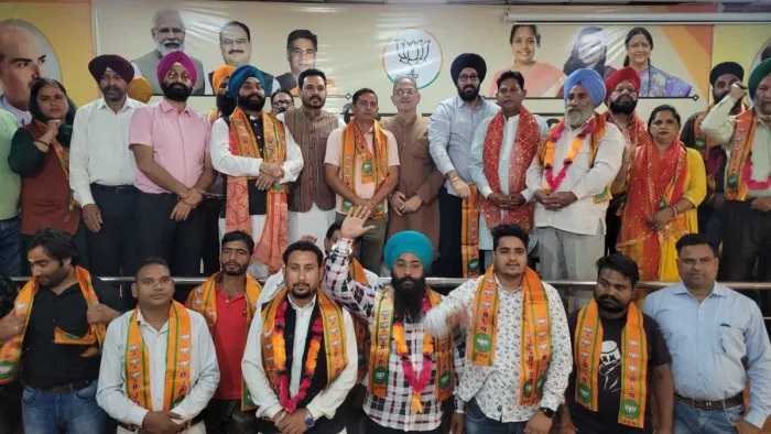 PDP कठुआ इकाई के सारे नेताओं ने थामा BJP का दामन