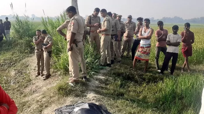 मेडुआडीह में शनिवार को तालाब में शव मिलने पर जांच को पहुंची पुलिस। जागरण