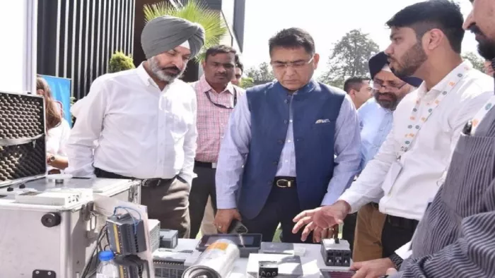 कैबिनेट मंत्री अमन अरोड़ा और पेडा के मुख्य कार्यकारी अधिकारी डॉ. अमरपाल सिंह