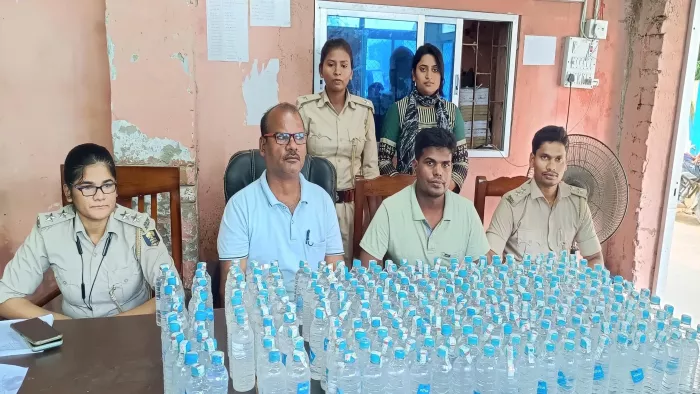जब्त शराब व तस्कर के साथ उत्पाद टीम।