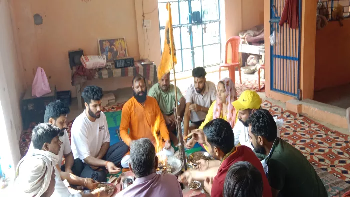 छौलस गांव में बीती रात किन्हीं असामाजिक तत्वों ने मूर्तियों को खंडित कर डाला। जागरण फोटो
