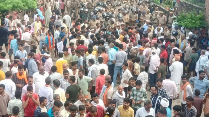 मृतक युवक क परिजनों के साथ हजारों की संख्या में लोग शव लेकर तहसील परिसर की ओर चले।