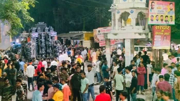 प्रतिमा विसर्जन जुलूस रोककर अस्पताल चौराहे के पास एकत्र भीड़।- जागरण
