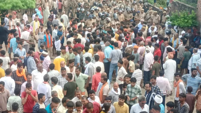 मृतक युवक क परिजनों के साथ हजारों की संख्या में लोग शव लेकर तहसील परिसर की ओर चले।