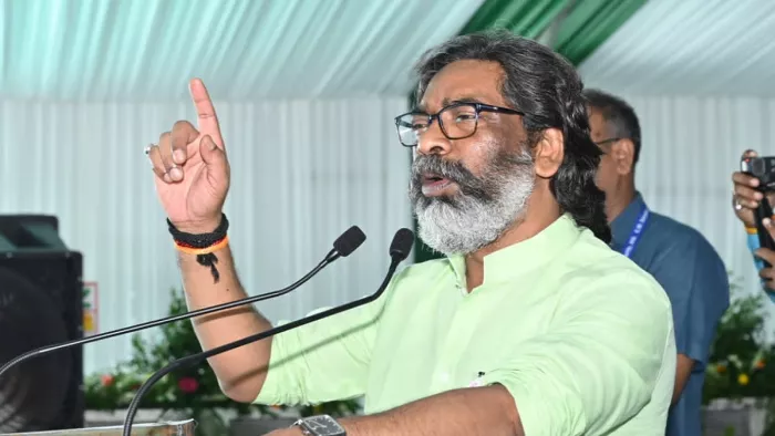 Hemant Soren : मुख्यमंत्री हेमंत सोरेन ने प्रोजेक्ट भवन सभागार में बांटे नियुक्ति पत्र।
