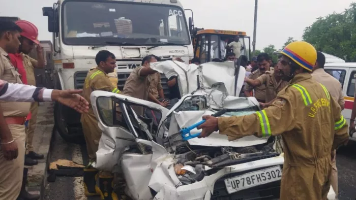 हादसे के बाद शवों को बाहर निकालते कर्मचारी