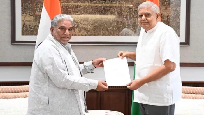 उपराष्ट्रपति जगदीप धनखड़ को इस्तीफा सौंपते कृष्ण लाल पंवार। फोटो सोर्स- सोशल मीडिया