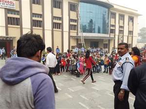 सभी तक DM के आदेश की सूचना नहीं पहुंच पाने की वजह से कुछ जगहों पर खुले स्कूल Noida News