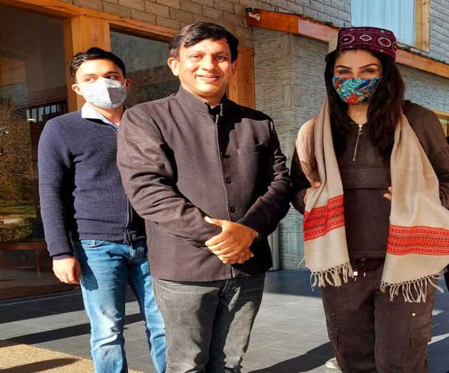 https://www.jagranimages.com/images/newimg/14112020/14_11_2020-raveena_tandon_in_manali_21062041.jpg