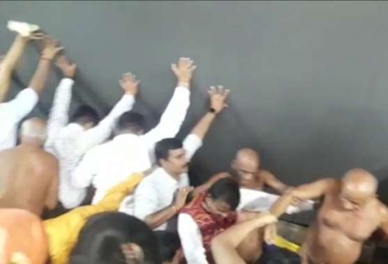 stage breaks during jain diksha ceremony at madhuban in giridih vishuddh sagar ji was not hurt