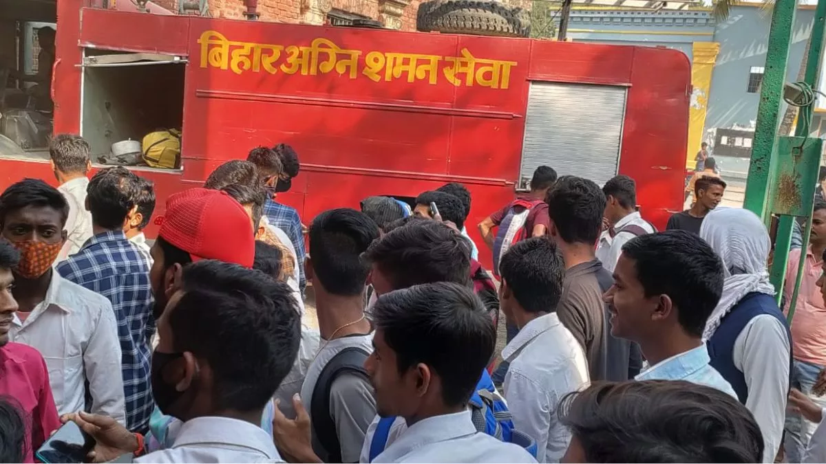 बेतिया के राज हाईस्कूल के कंप्यूटर रूम में लगी आग, हादसे के बाद अफरातफरी - A fire broke out in the computer room of Bettiah Raj High School a stampede after the