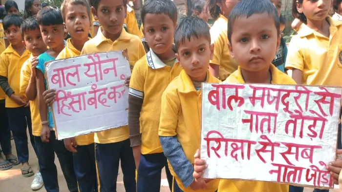 वाराणसी में रैली निकालकर विरोध प्रदर्शन किया गया।