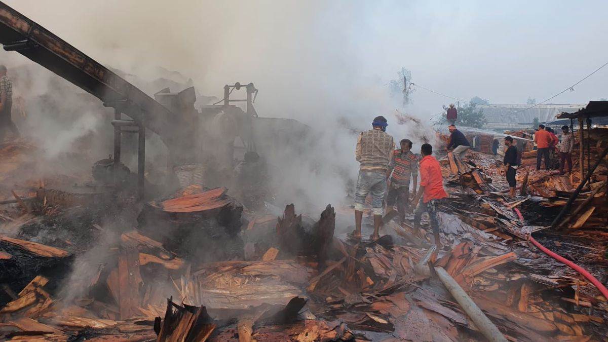 https://www.jagranimages.com/images/newimg/14112022/14_11_2022-fire_in_sultanpur_23203076.jpg