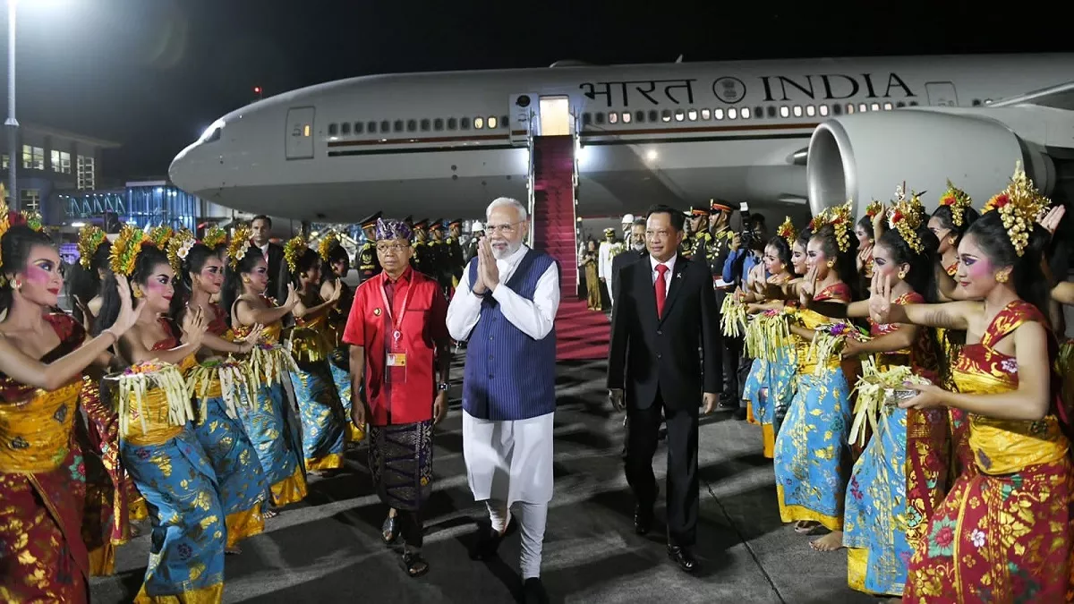 G20 Summit 2022: G20 शिखर सम्मेलन में भाग लेने के लिए इंडोनेशिया के बाली पहुंचे प्रधानमंत्री नरेन्द्र मोदी, हुआ भव्य स्वागत