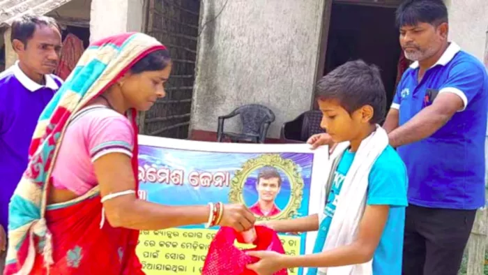Odisha: बेटा घर-घर जाकर अपने पिता की शुद्धि के लिए पैसे मांग रहा है