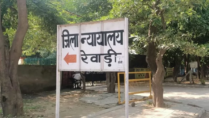 दोषी युवक पर अदालत ने लगाया दस हजार रुपये का जुर्माना।