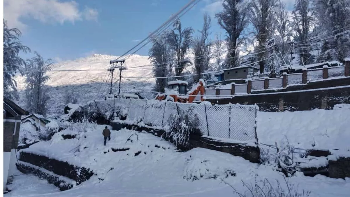 Himachal Weather: हिमाचल में बारिश-बर्फबारी से कड़ाके की ठंड, केलंग में -5 डिग्री तापमान, 7 जिलों के लिए अलर्ट