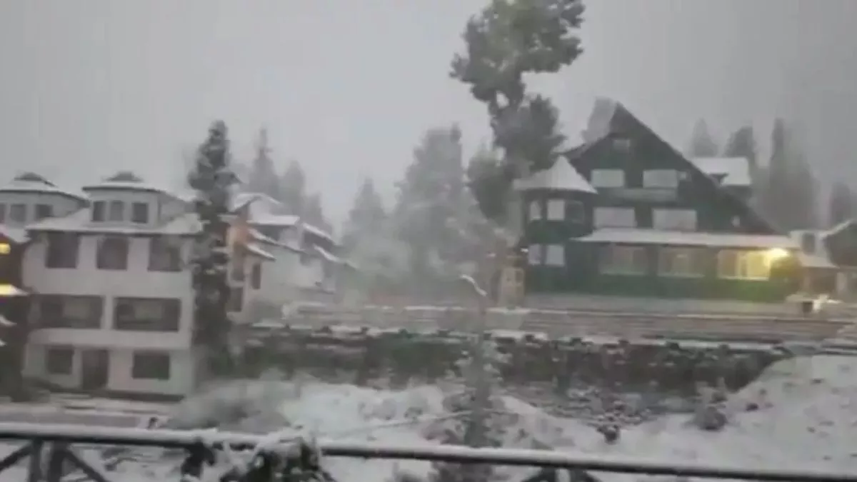 Weather Update : जम्मू कश्मीर में मौसम ने ली करवट, वर्षा और हिमपात जारी, जम्मू-श्रीनगर हाईवे और मुगल रोड बंद
