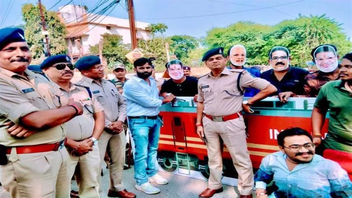 Congress Protest in Raipur: कांग्रेस कार्यकर्ताओं ने लगातार रेलों के रद होने पर विरोध प्रदर्शन किया