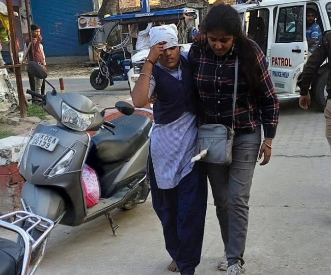 Sitarganj School Bus Accident हर तरफ मची चीखपुकार, सड़क पर बिखरे थे