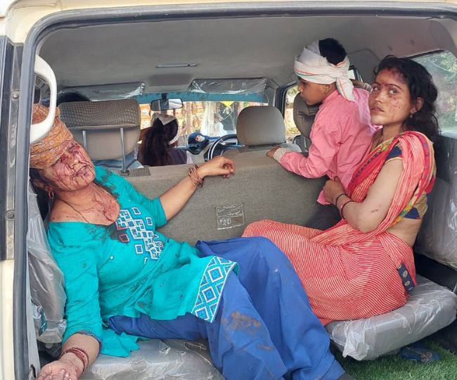 Sitarganj School Bus Accident हर तरफ मची चीखपुकार, सड़क पर बिखरे थे