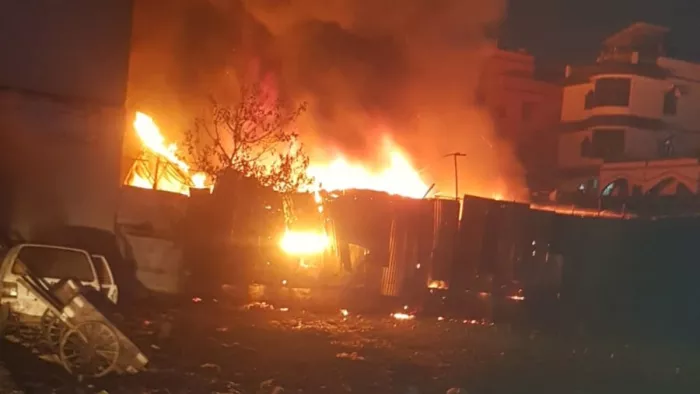 पटाखों की चिंगारी ने सालों की मेहनत कर दी बर्बाद, उत्तर बिहार में 25 दुकानें और 58 घर जलकर राख