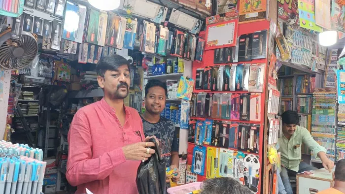 गोपाली चौक पर कलम-दवात की बिक्री करते दुकानदार