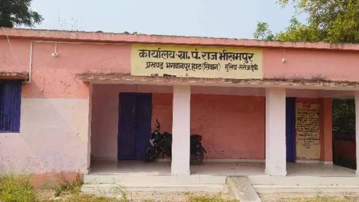कर्मियों के कानों पर नहीं रेंगी जूं, आदेश के बावजूद पंचायत भवन में कोई नहीं बैठता; पड़ताल में हुआ खुलासा