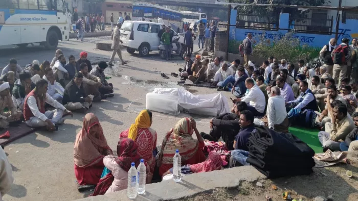 Ambala Roadways driver murdered तस्वीर में मृतक ड्राइवर के परिजन धरने पर बैठे हुए