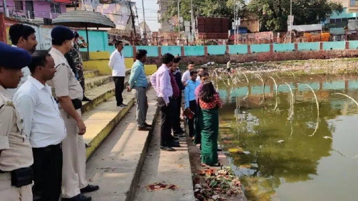 बड़ाबांध छठ घाट तालाब का मुआयाना करती प्रशासनिक टीम