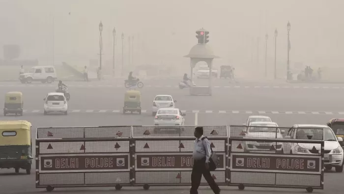Delhi AQI Today: सांसों पर फिर मंडराया प्रदूषण का साया, NCR के कई इलाके सांस लेने लायक नहीं