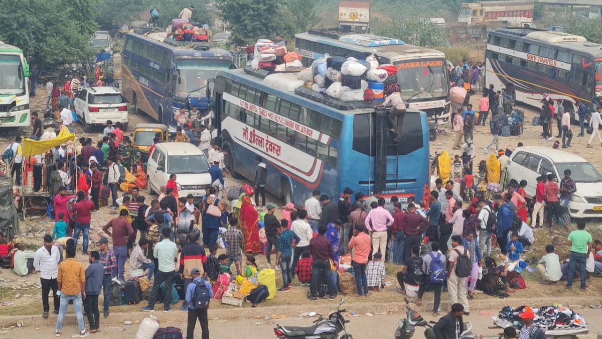 ncr people crowd going home on bhaiya dooj and chhath long lines formed at railway station and bus stand