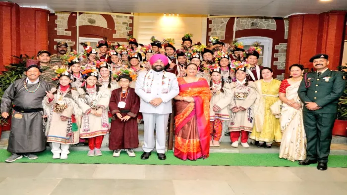 देहरादून पहुंचे लद्दाख की आर्यन घाटी के बच्चे, राज्यपाल से की मुलाकात