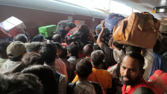 छठ पर घर जाने के लिए रेलवे स्टेशनों पर उमड़ी भीड़,